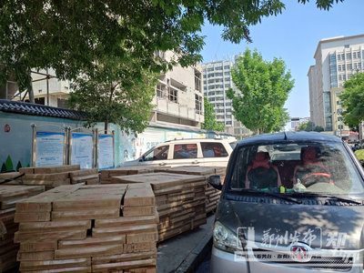 鄭州房地產開發亂象 人行道變身停車場料場，路口人車混行擁堵頻發